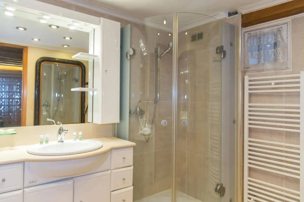 Saint-Germain des Pres Apartment - photo 9