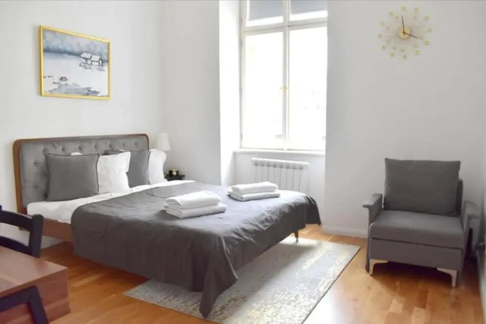 Beautiful 1-bed Studio - photo 1