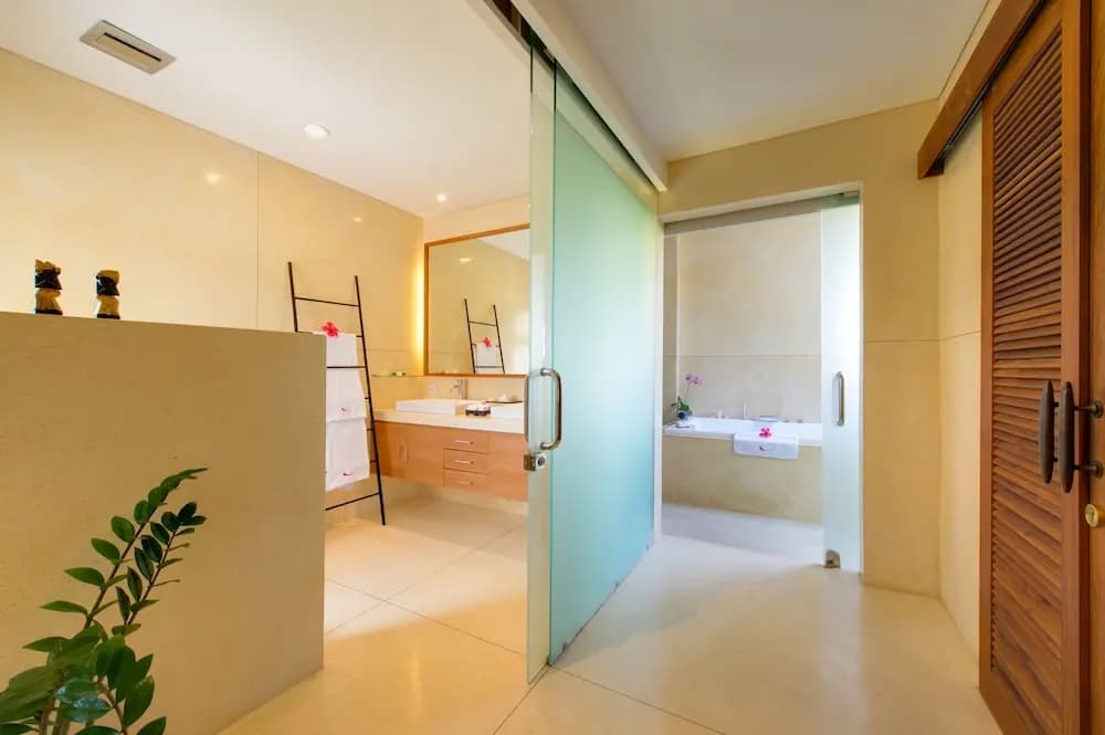 Spacious Luxury 4 Br in Centre Seminyak - photo 2