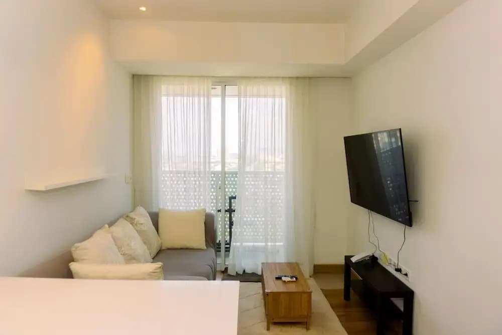 Spacious 1BR with Japandi Design at West Vista Apartment By Travelio - photo 2