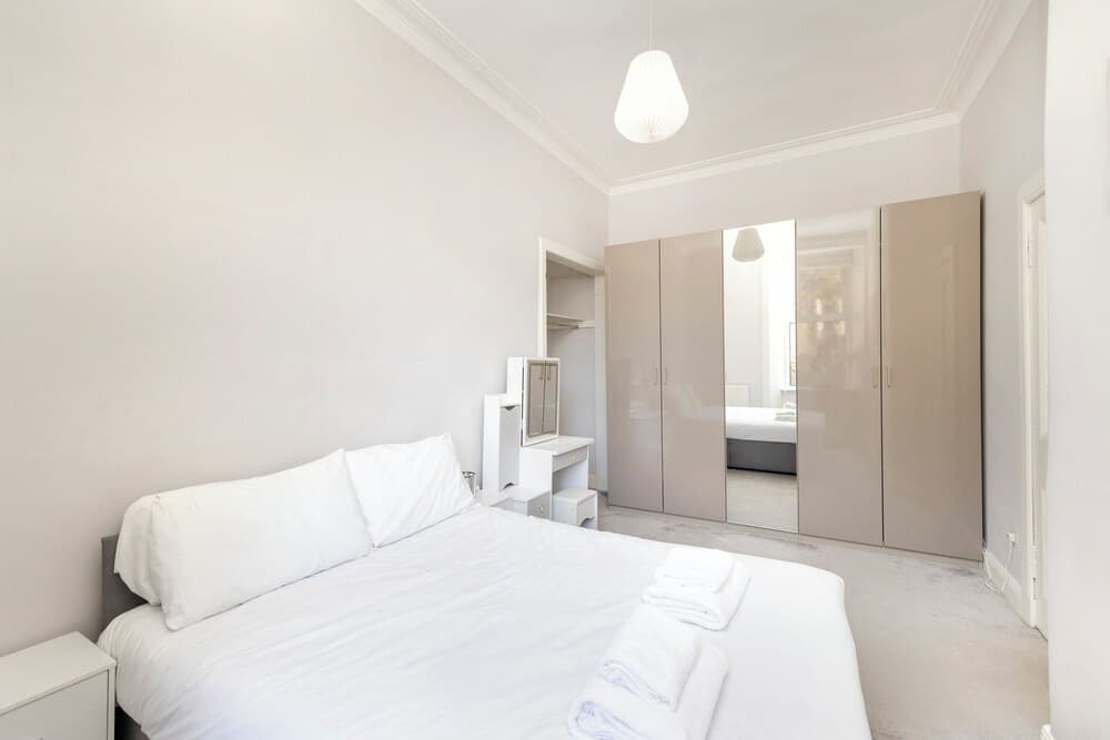 Elegant 2-Bed Flat with Edinburgh Charm - photo 4