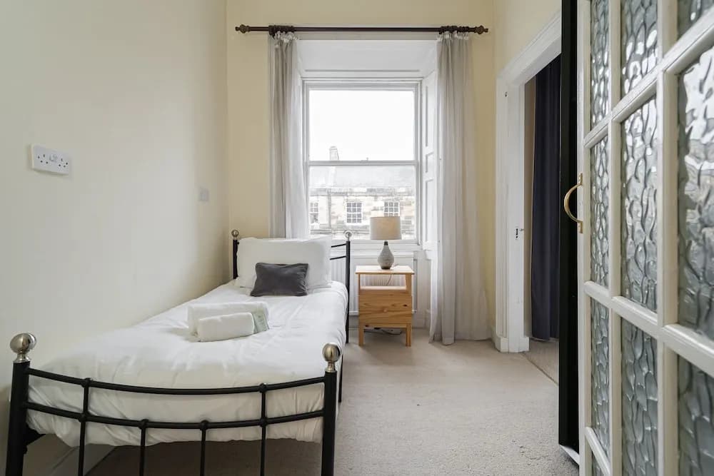 Spacious 3BR New Town Apartment - photo 4