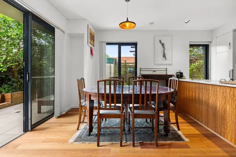 Spacious 2-bed Retreat With BBQ & Courtyard - photo 16