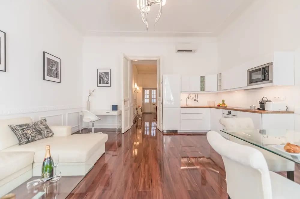 Music Academy Bedroom Suite Café Vian Apartman Kft - photo 12
