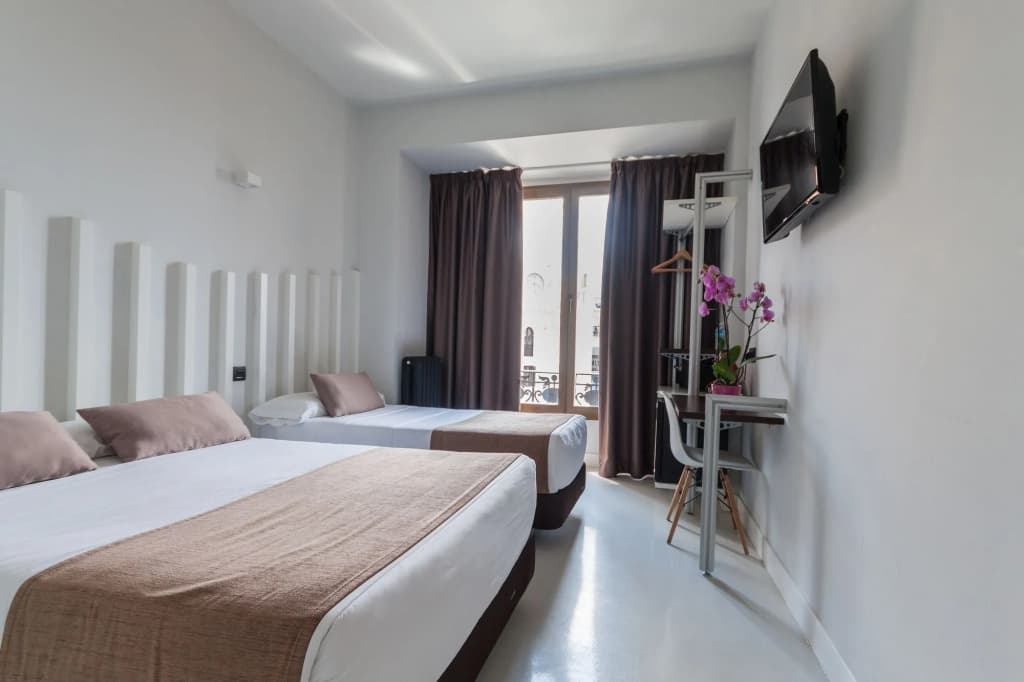 Hostal Charlotte - photo 2