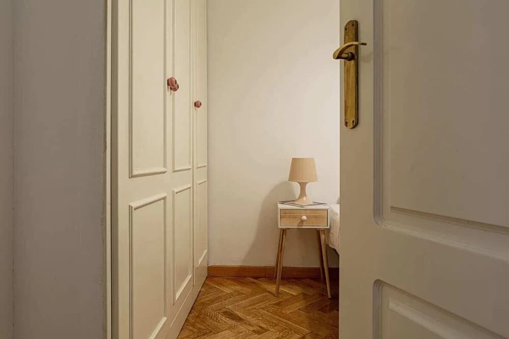Cute 1 Bed Flat w Balcony, 2 min to Metro - photo 2