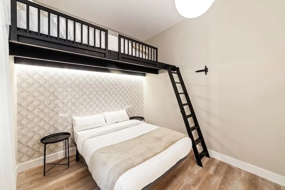 Bright & Spacious Three Bedroom Apartment in Centro - photo 5