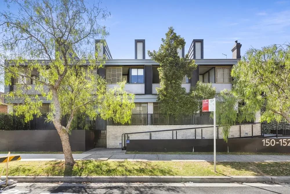 Spacious 2-bed Retreat With BBQ & Courtyard - photo 13
