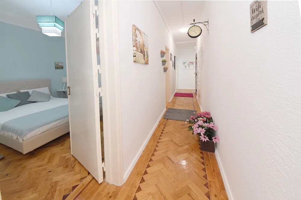 Royalty Hostel - photo 11