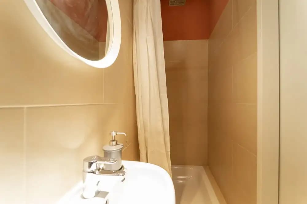 Modern Newly Refurbished Studio - Close TO Center - photo 8