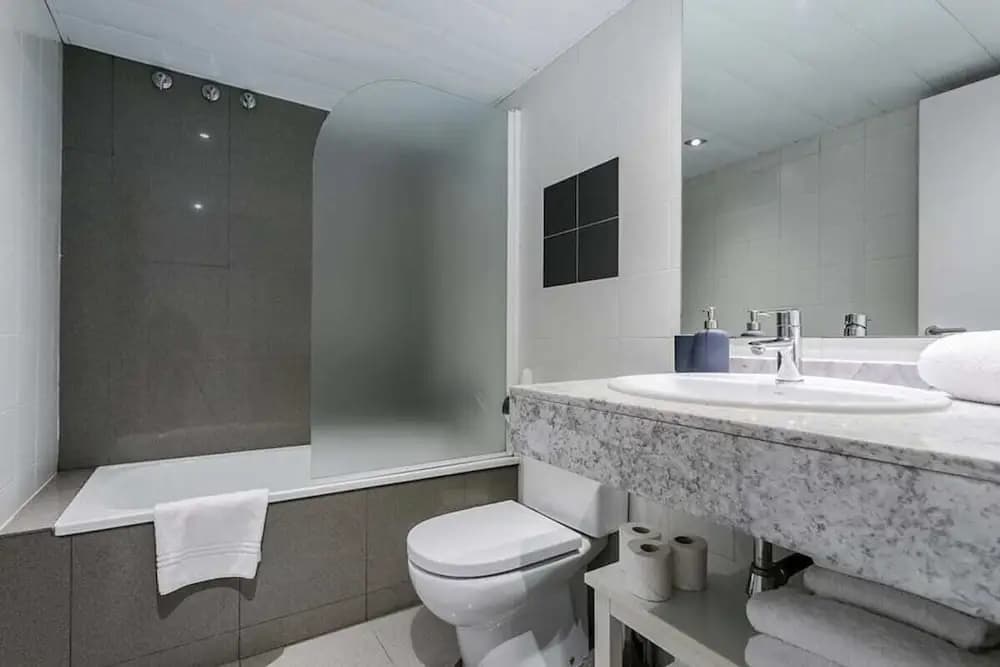 Stylish 2bed/2bath With Swimming Pool - photo 8