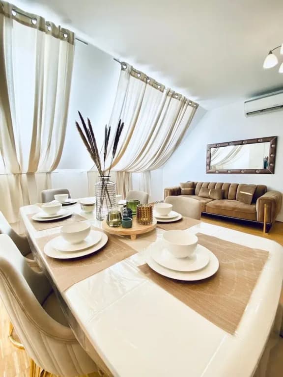 Comfy 3BR Apt With Living Room Balcony - photo 19