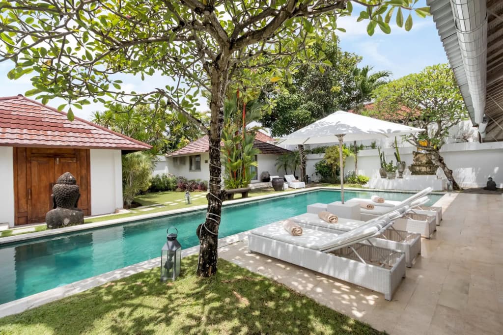 Villa Putih in Kuta with 4 bedrooms and 3 bathrooms - photo 14