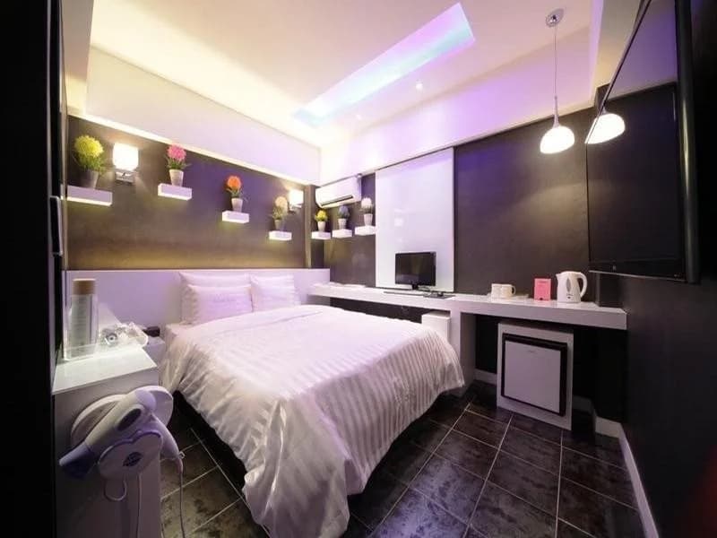 Candy Hotel - photo 2