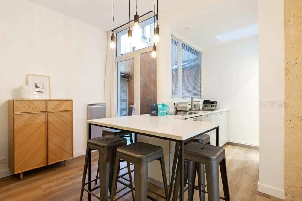 Chic & Contemporary Apartment With Two Bedroom - photo 2