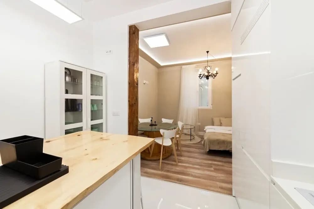 Bright & Spacious Three Bedroom Apartment in Centro - photo 4