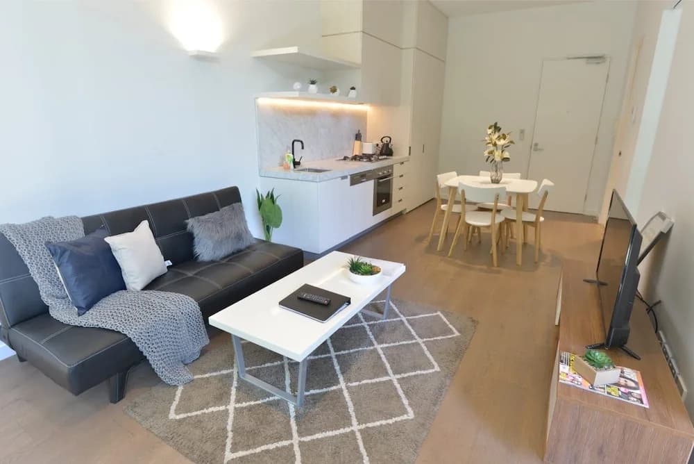 Spacious Cosy Bedroom Suite + Large Balcony - photo 5