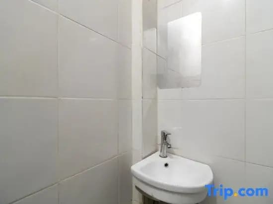Urbanview Hotel Bizhome Artha Gading Boulevard by RedDoorz - photo 5