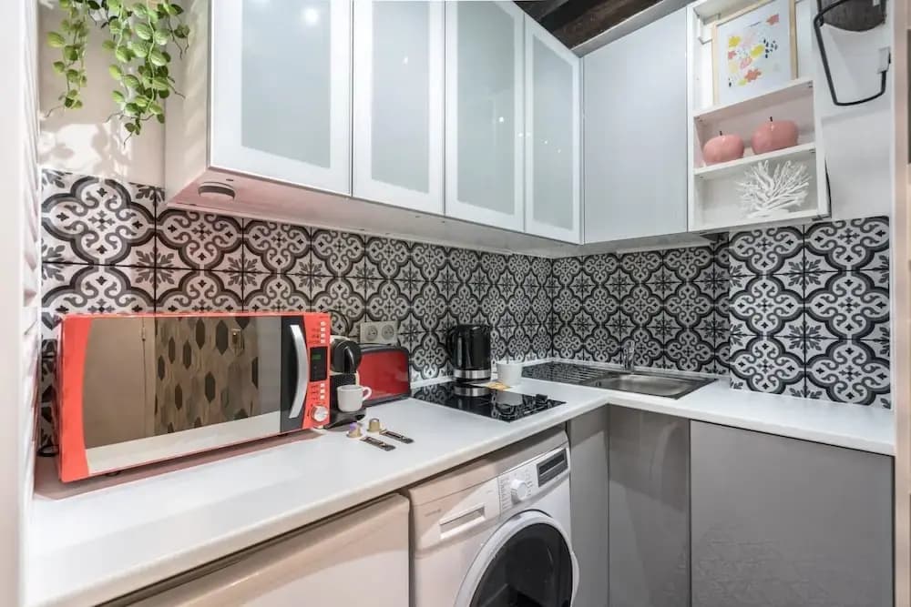 Chic Apartment With Patio - 2br/6p - Le Marais - photo 16