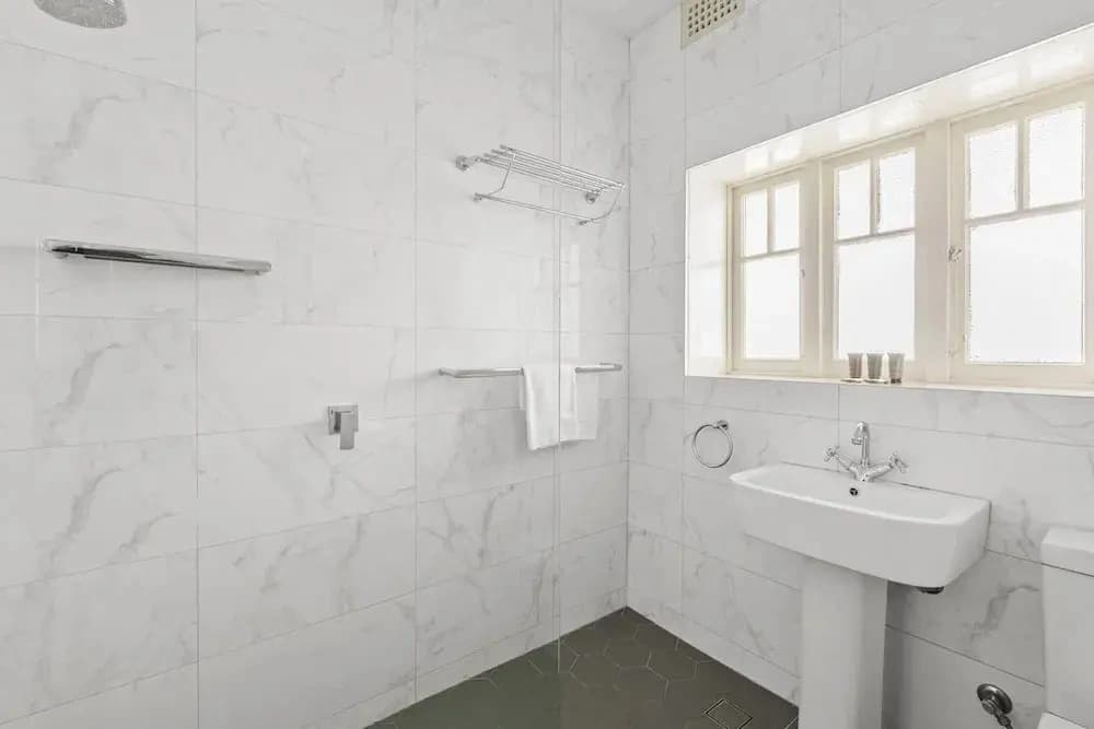 Fairlight 2-bed Apartment Steps From the Beach - photo 8