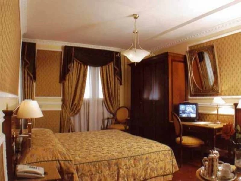 Champagne Palace Hotel - photo 3