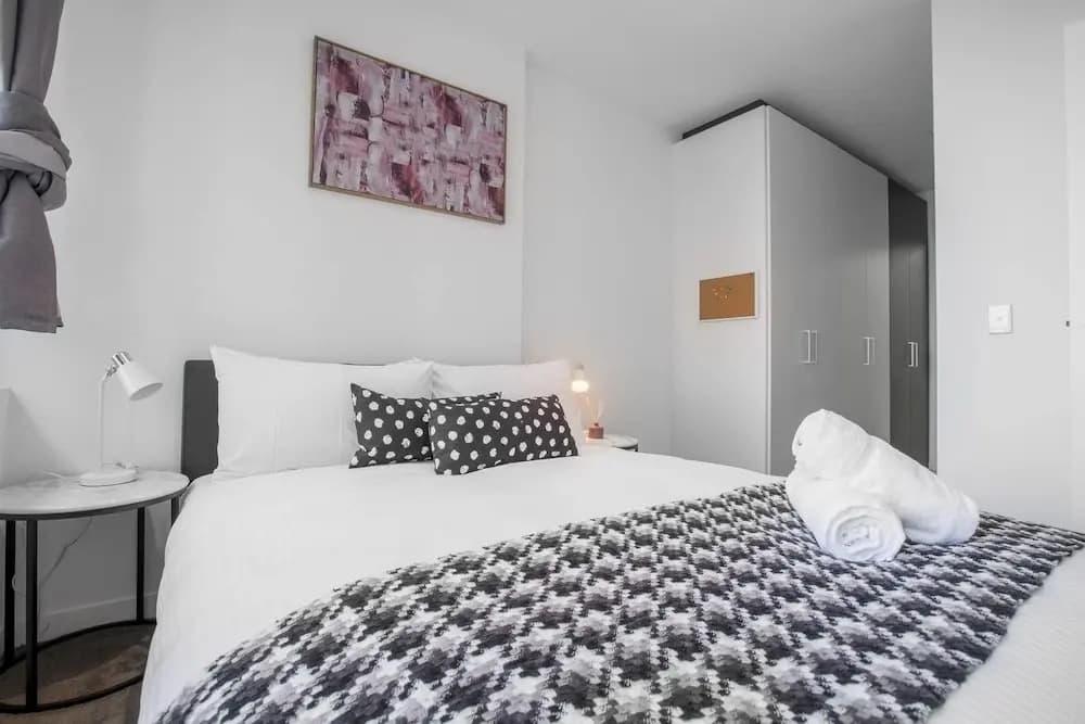 New Renovated & Cozy Apt Closes To Southern Cross - photo 2