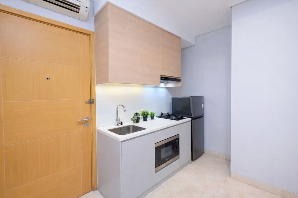 White Tone 2Br With City View At Capitol Suites Apartment - photo 4