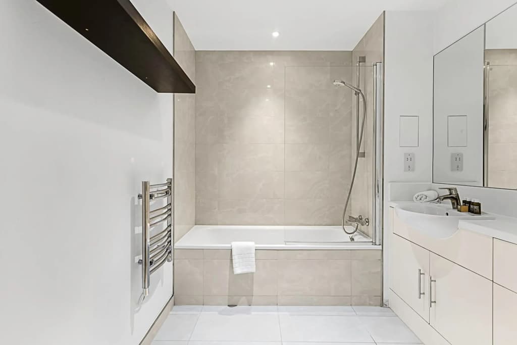 Stylish Flat In Battersea Reach - photo 7