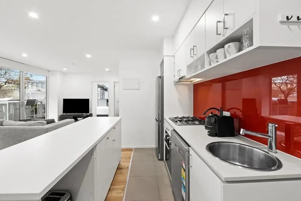 Sleek South Yarra 2-bed With Alfresco Dining - photo 10