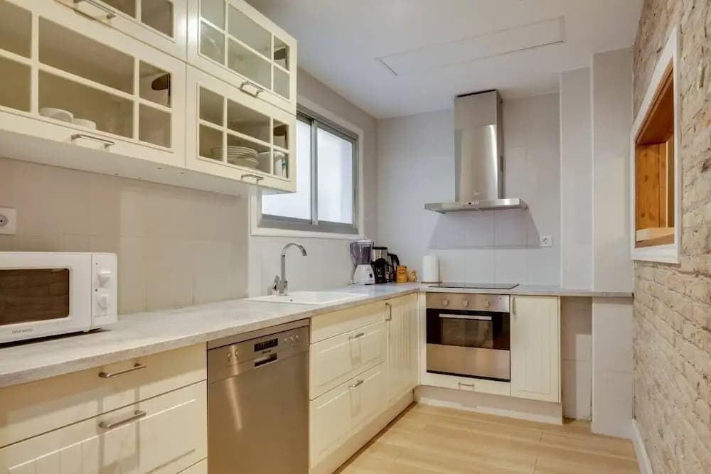 Cosy 3 Bed 2 Bath in Vibrant Eixample, Near Metro - photo 12