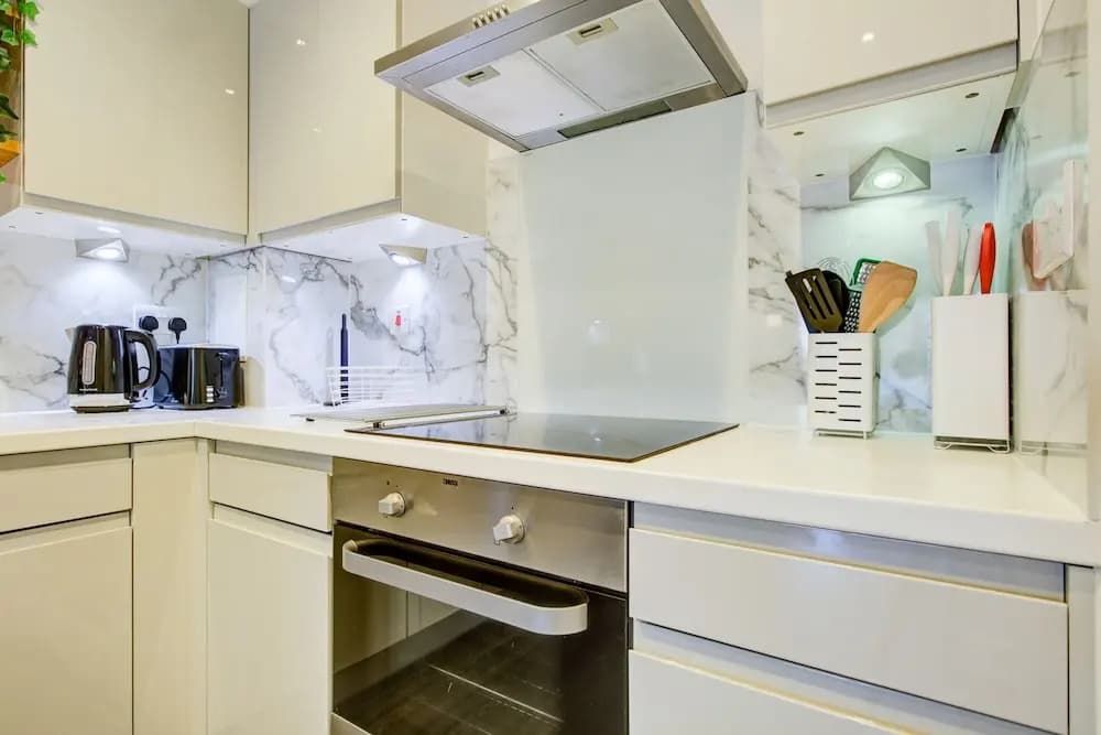 Modern Greenwich Flat With Parking - photo 18