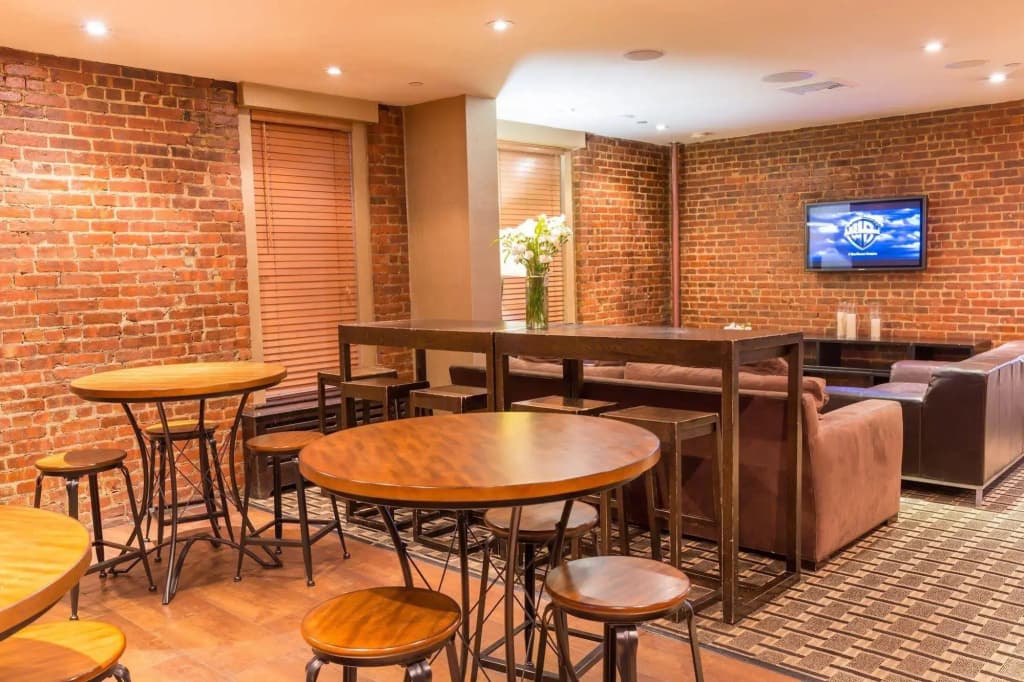 Broadway Hotel and Hostel - photo 14