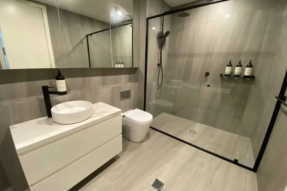 Luxe 3 Bedroom Apartment With Parking - photo 8