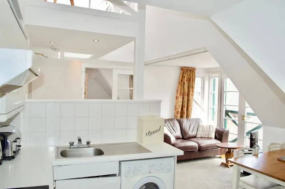 Central 2 Bedroom Flat With Great Views - photo 11
