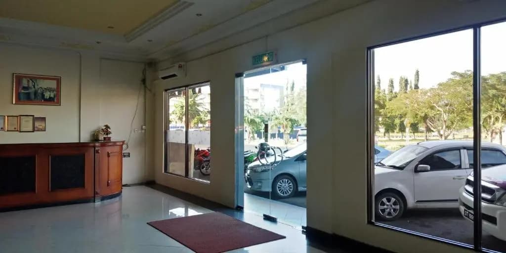 The Upper Deck Hotel - photo 2