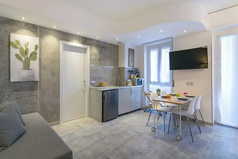 Modern Studio with Balcony in Milan - photo 1