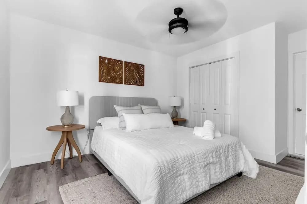 Stylish & Modern 4BD Home - photo 29