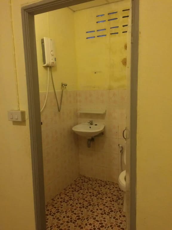 Supreeya Guesthouse - Hostel - photo 9