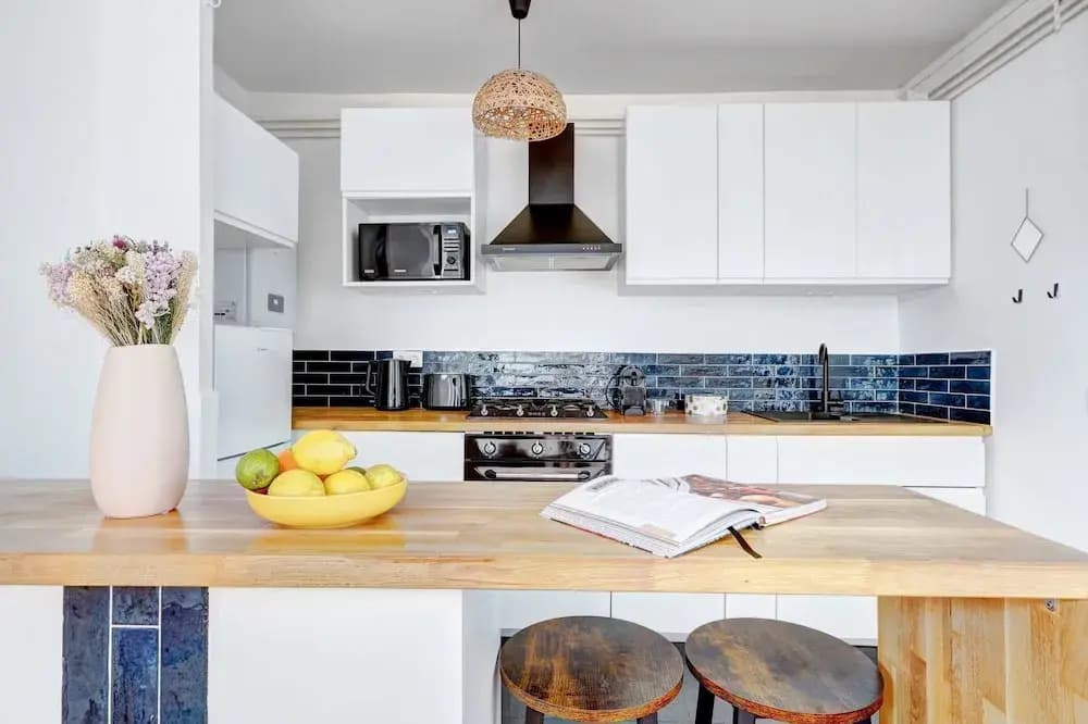 Bright 1BR Bastille Getaway - 4 Guests - photo 12