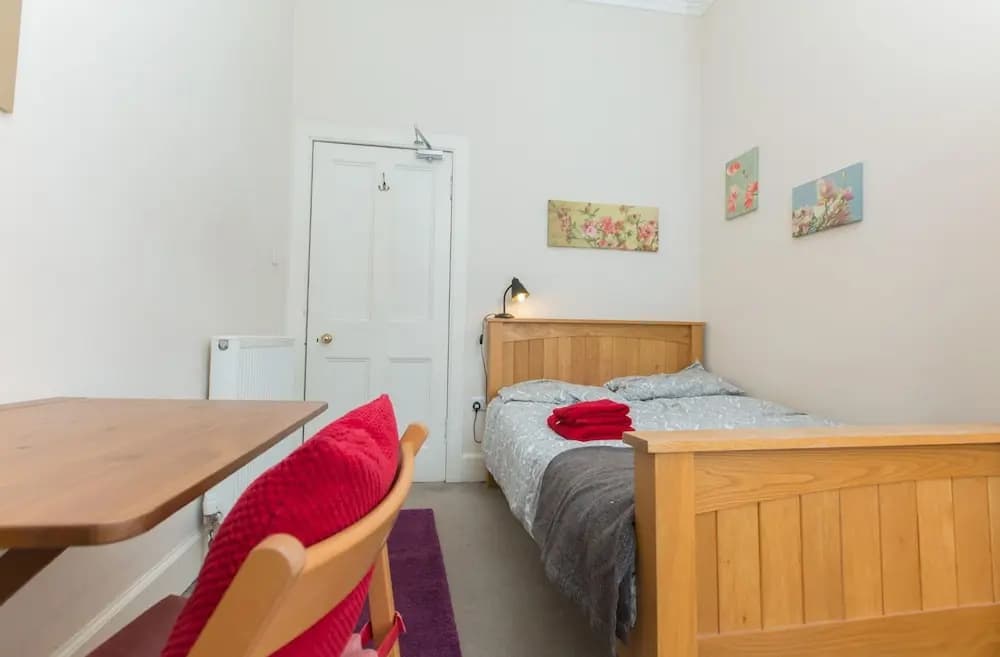 Spacious, Bright 5-br Flat for 10 in Edinburgh - photo 1