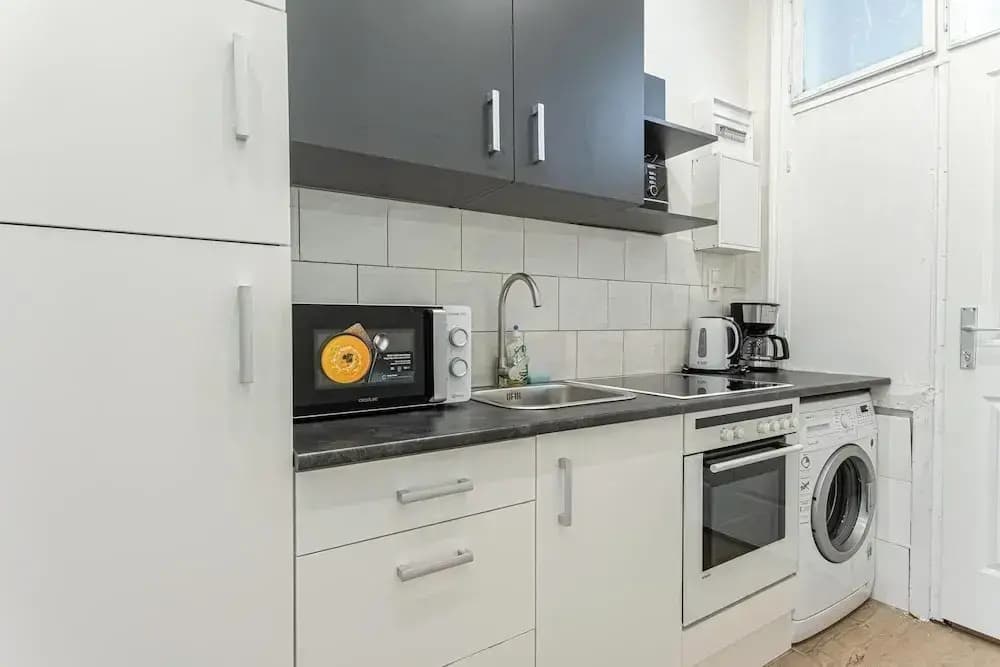 Cozy 1BR Apartment in Prime Location - photo 11