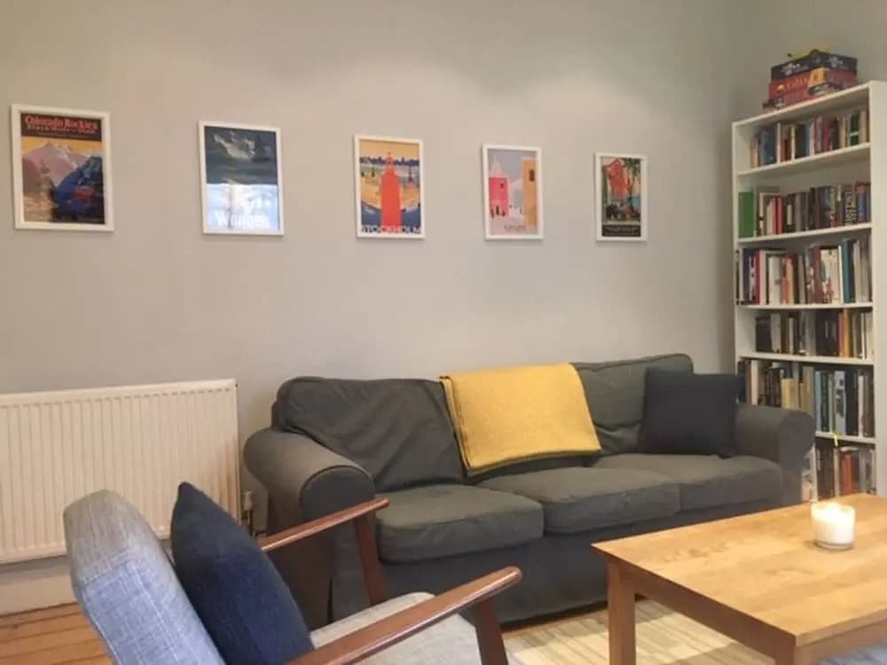 Spacious 3 Bedroom Flat in a Charming Location - photo 6