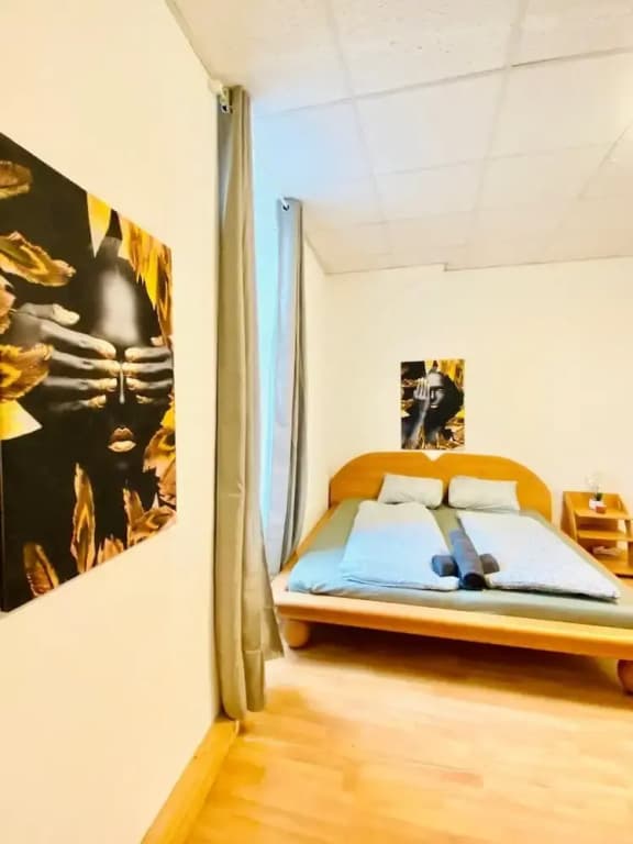 Stylish Shared 3-Bedroom Stay Near City - photo 24