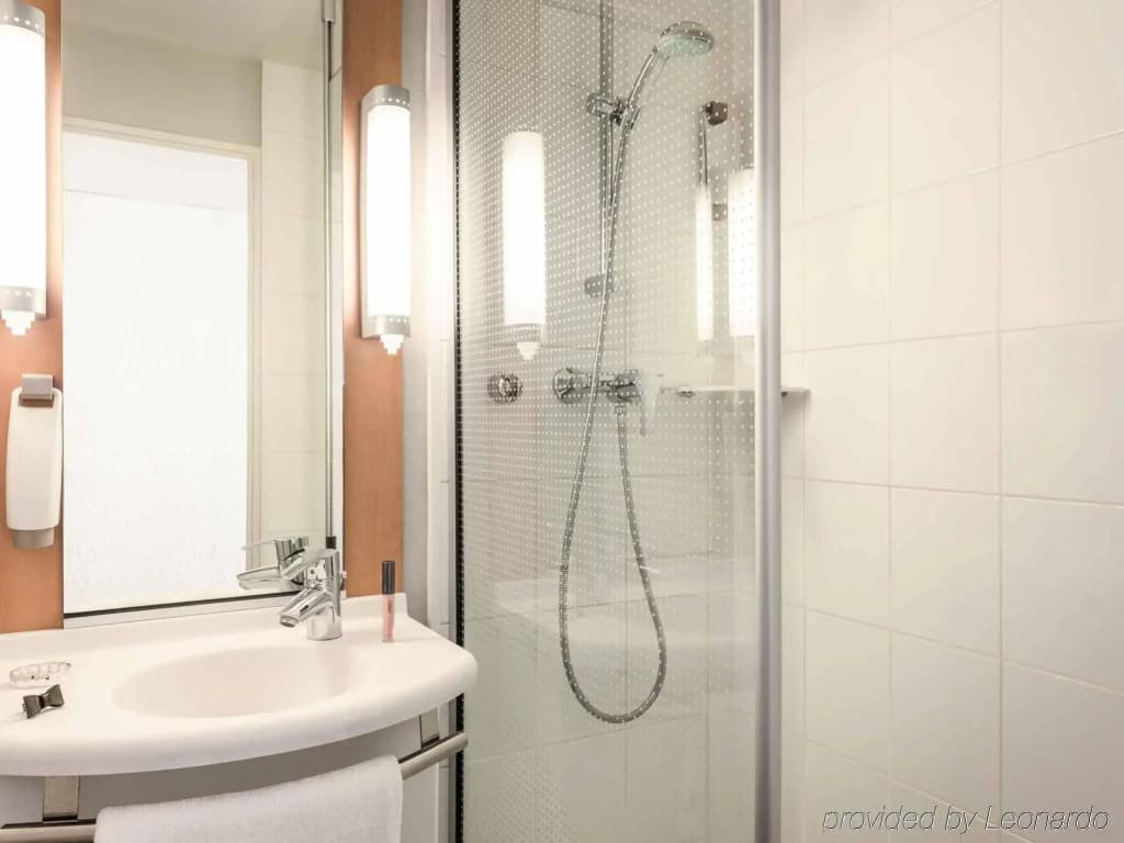Ibis Paris Canal Saint Martin - photo 8