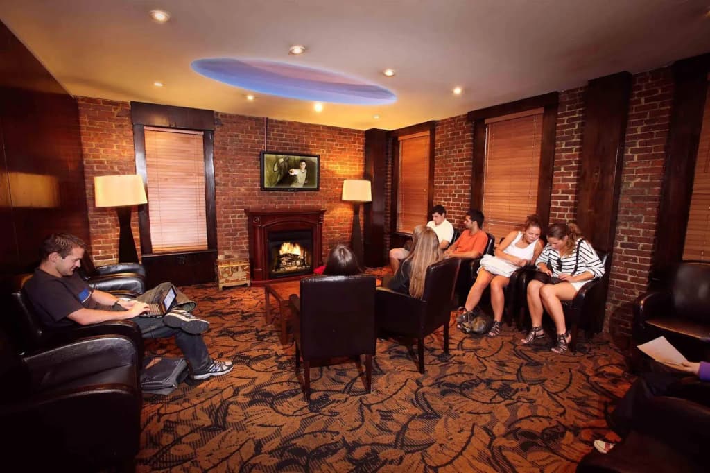 Broadway Hotel and Hostel - photo 17