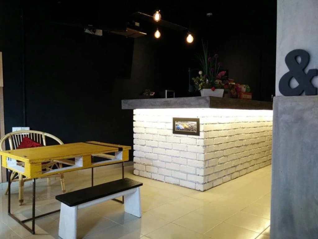 Monkey Motel & Café - photo 16