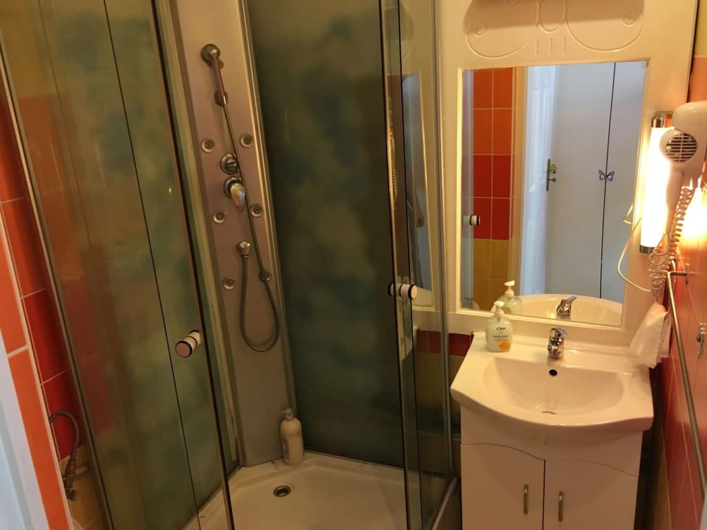 Europa Centerpoint Guesthouse - photo 8