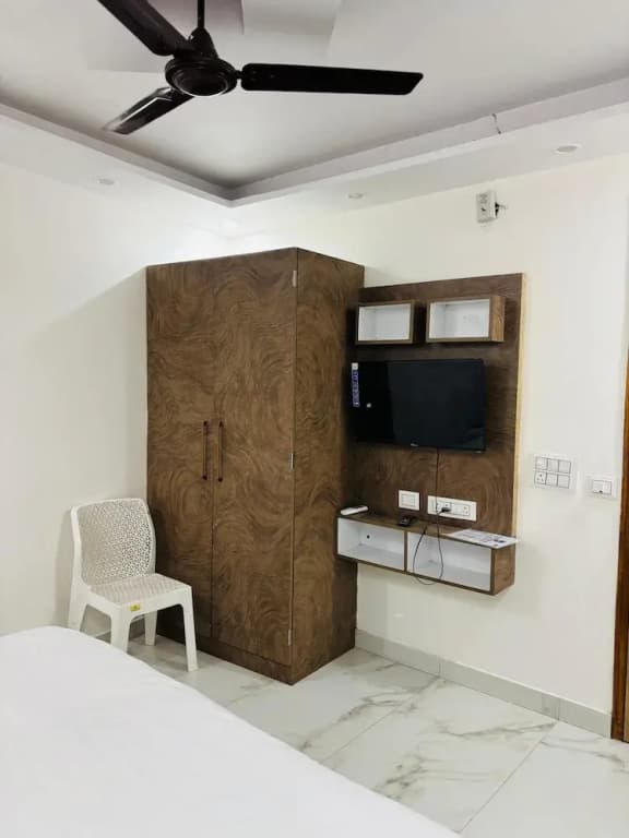 Lotustar Hotel - photo 10