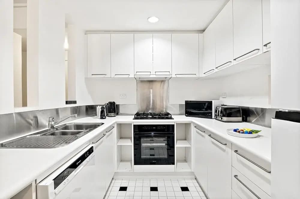 Modern East Melbourne 2-bed Apartment With Parking - photo 11