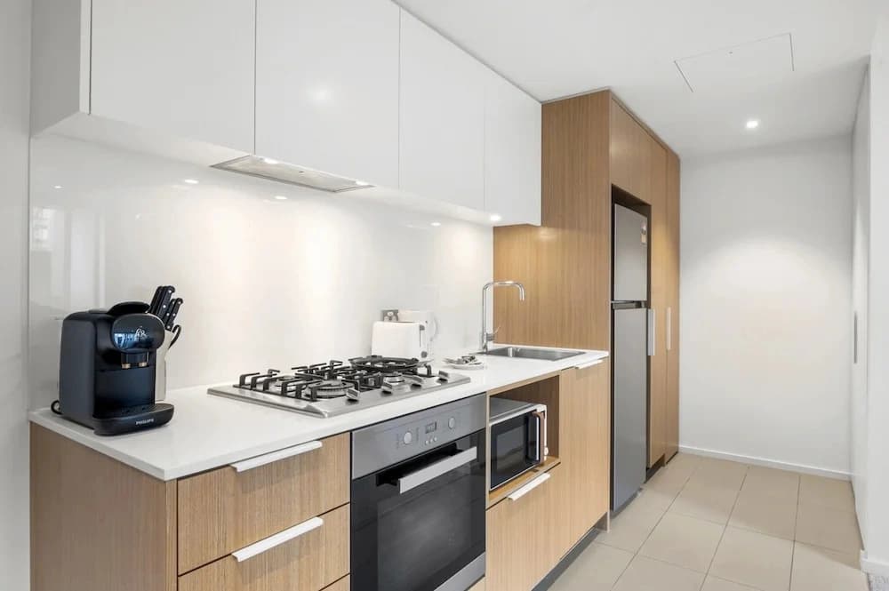 Marina-view 1-bed Apartment in Docklands - photo 13
